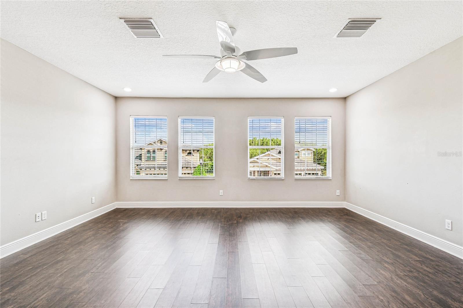 Huge Bonus Room