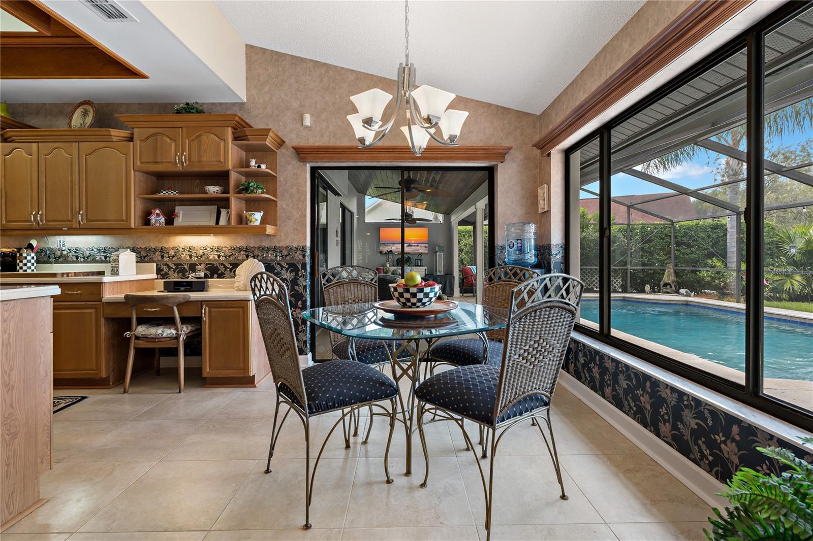 BREAKFAST NOOK OVERLOOKING THE POOL ~ THESE WINDOWS ARE FABULOUS!