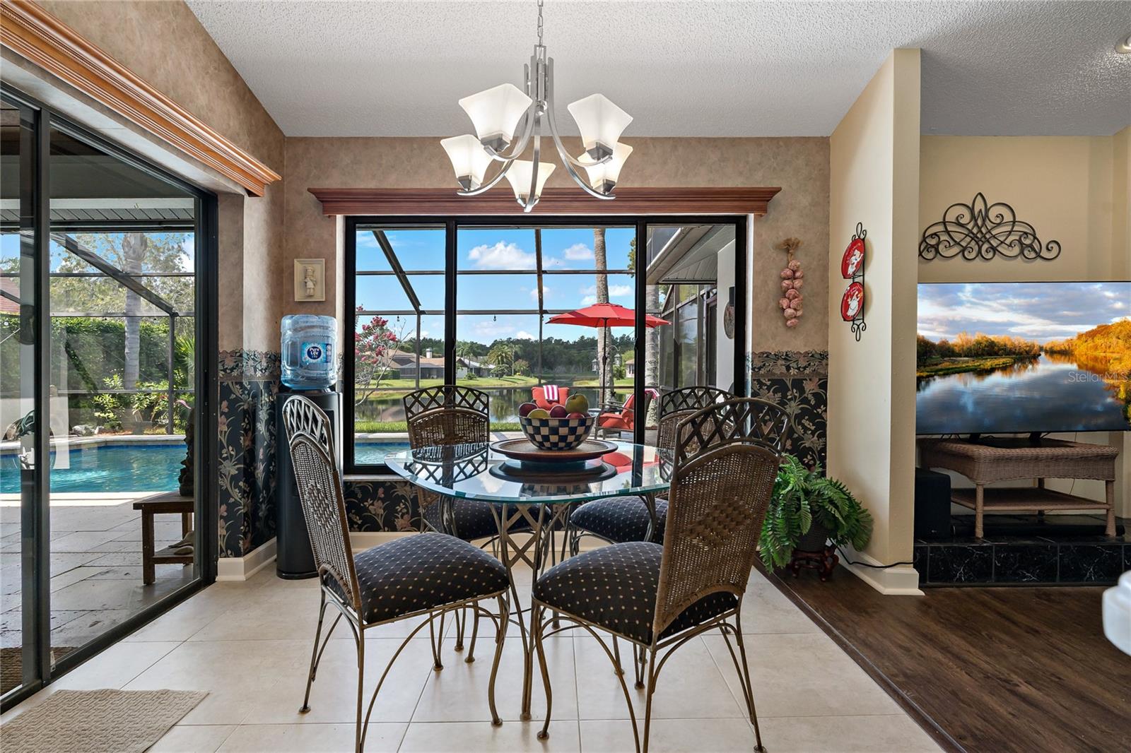 BEAUTIFULLY APPOINTED KITCHEN