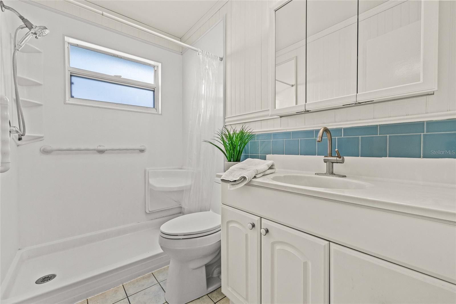 Hallway full bathroom with shower.
