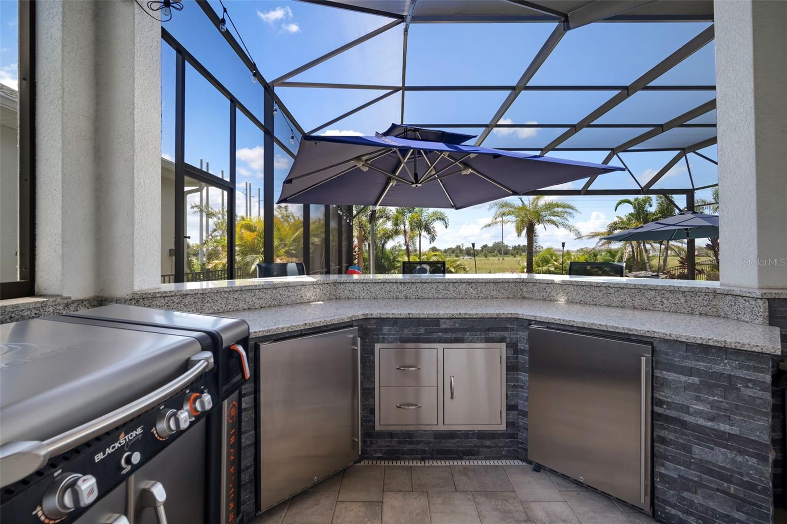 Outdoor Kitchen/Bar