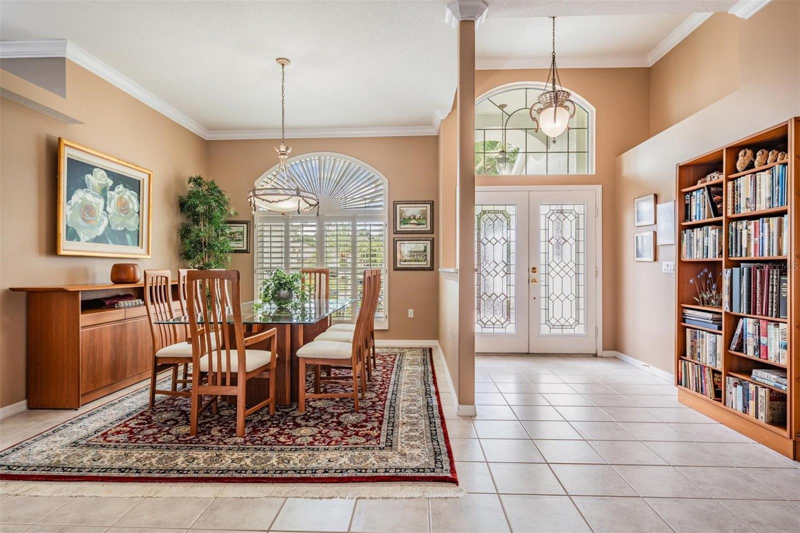 Dining area adjoins foyer