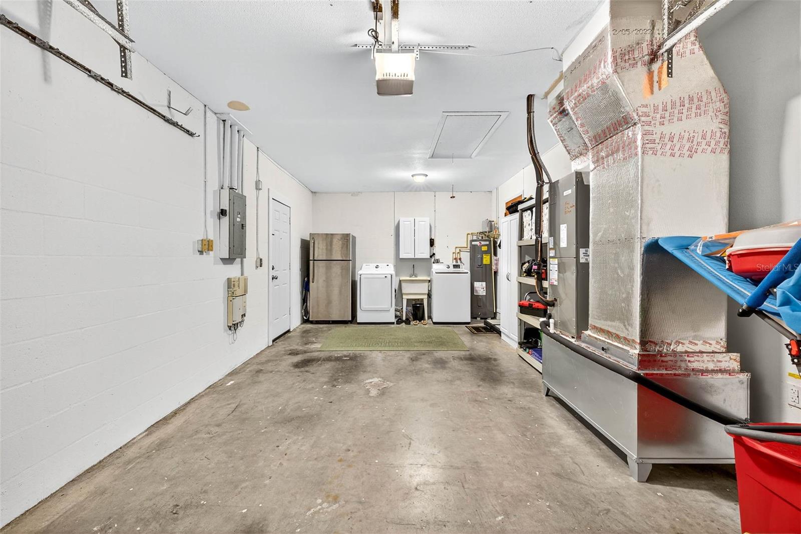 Garage w/washer/New dryer & sink- New HVAC system 2023