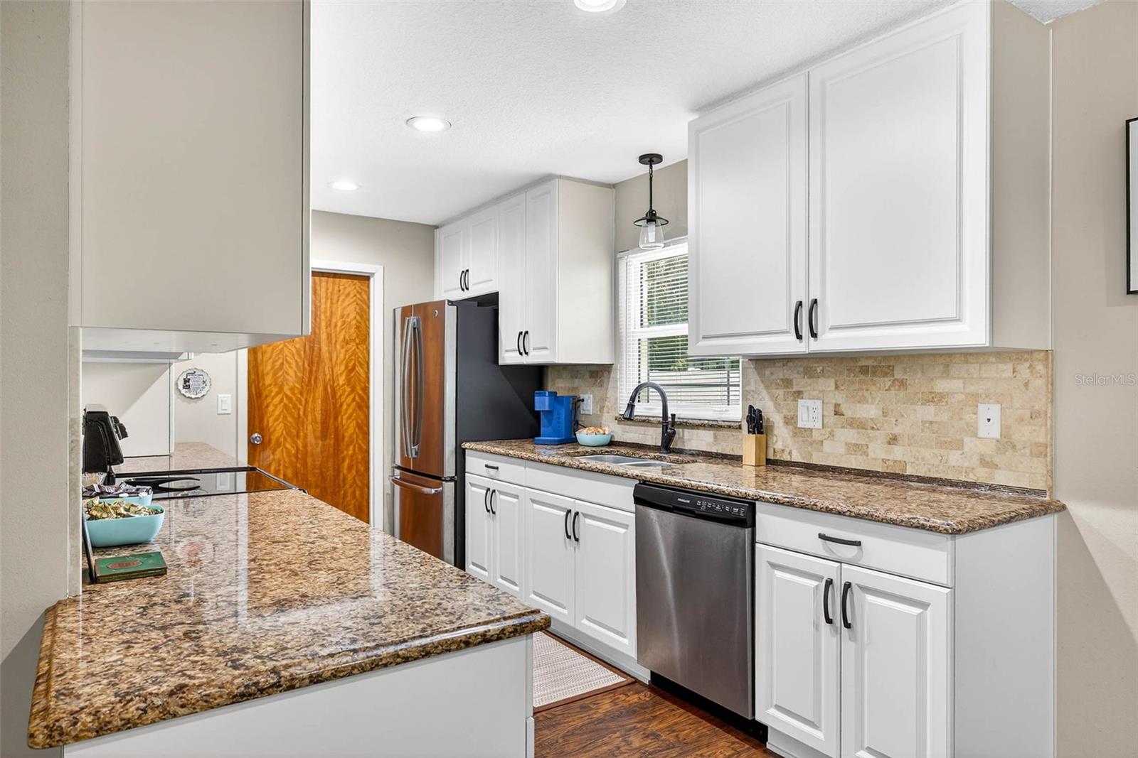 Newer kitchen cabinets w/backsplash & granite counter tops