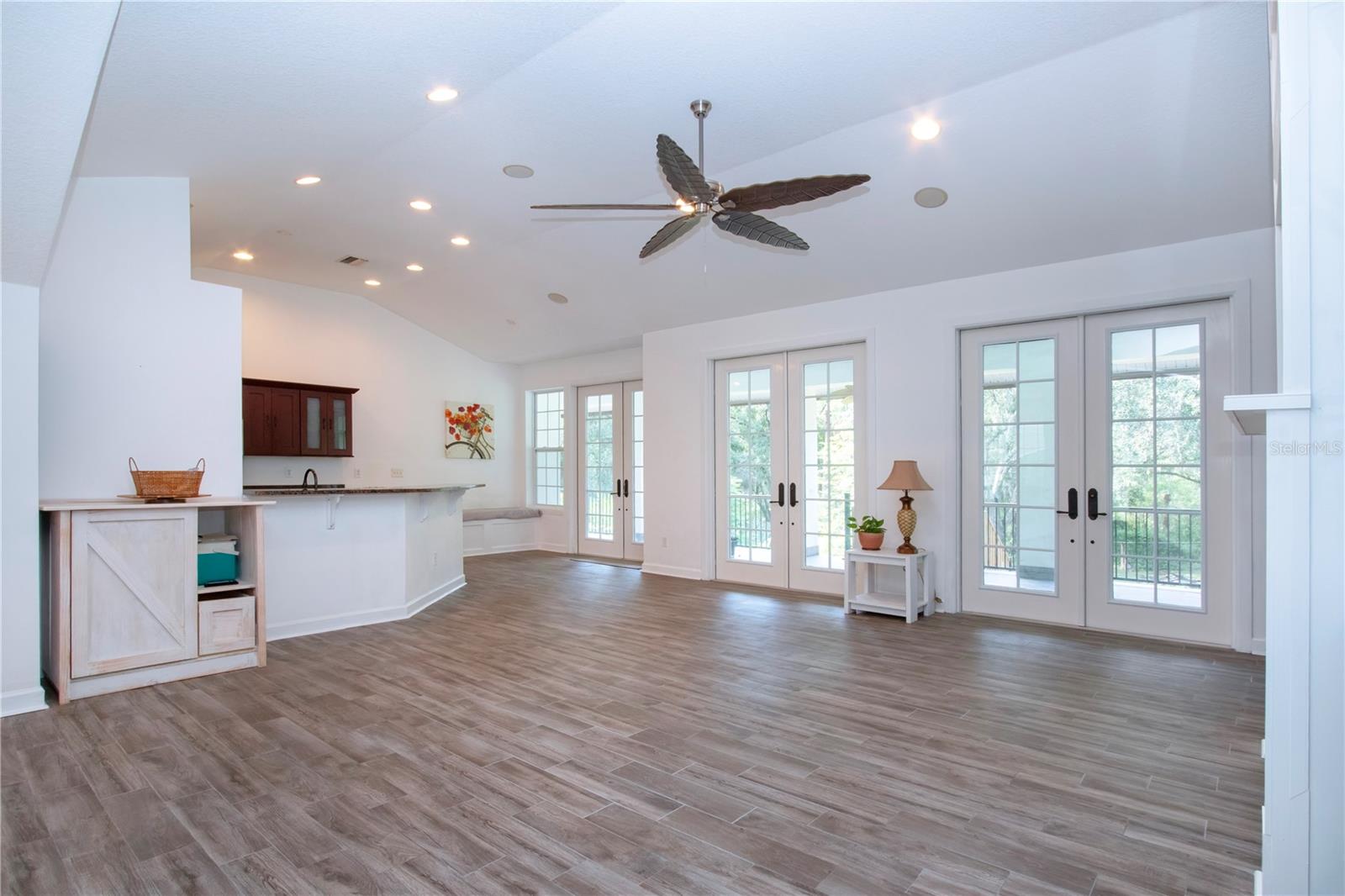 VIEW FROM THE LIVINGROOM TO THE KITCHEN