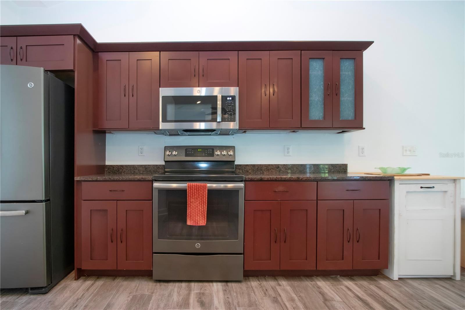 VIEW OF THE KITCHEN AND STAINLESS APPLIANCES