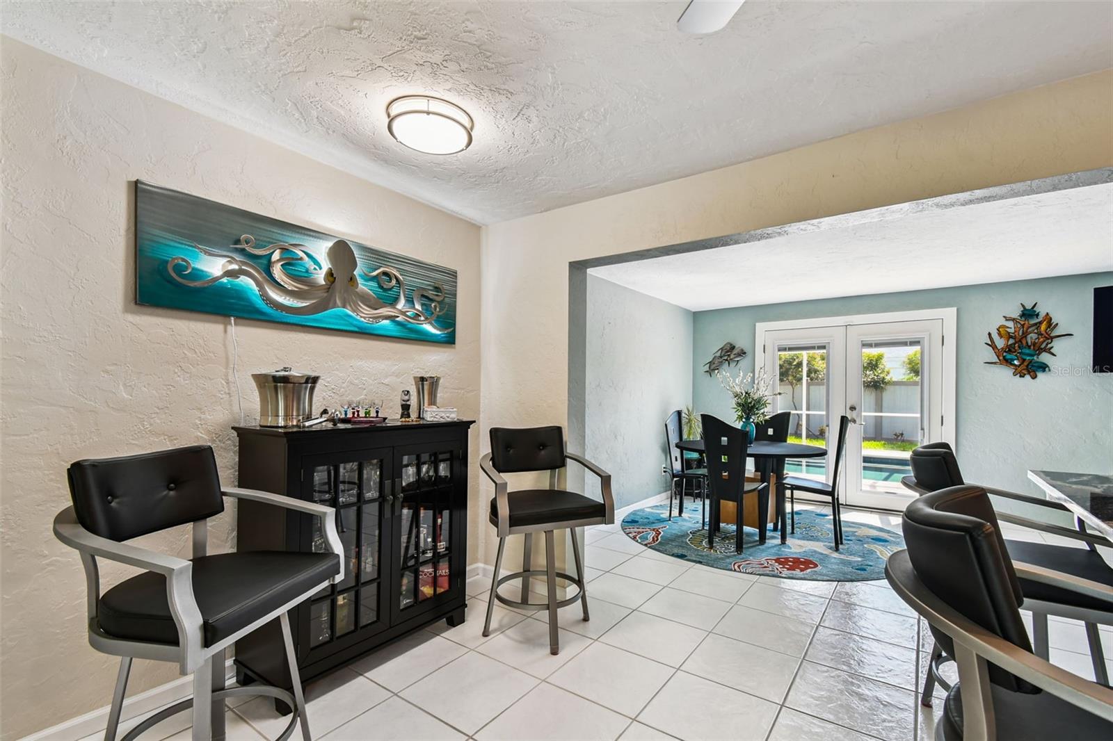 Great spot for entertaining. Drinks anyone?