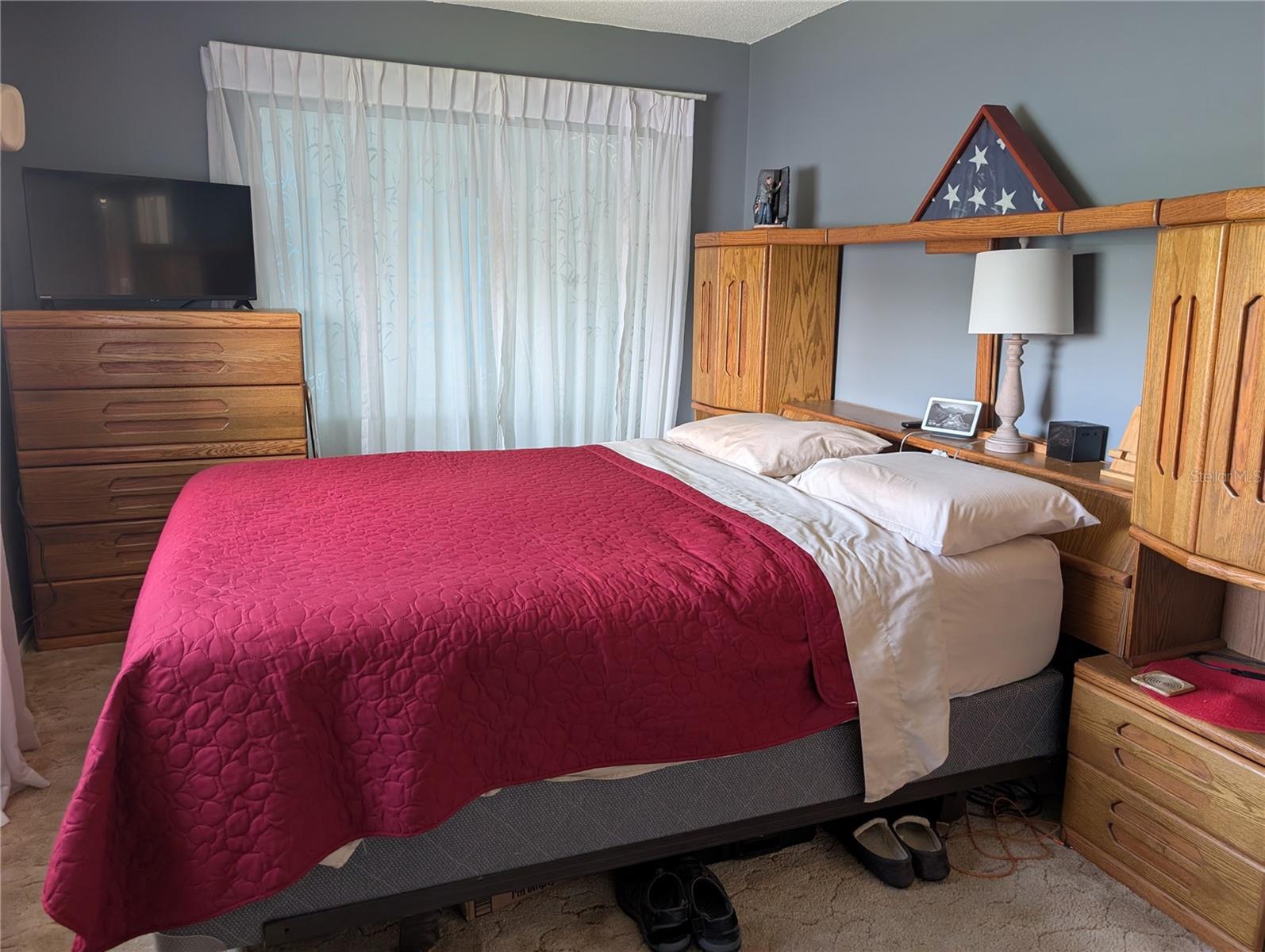 Sliding door leads to Florida room.