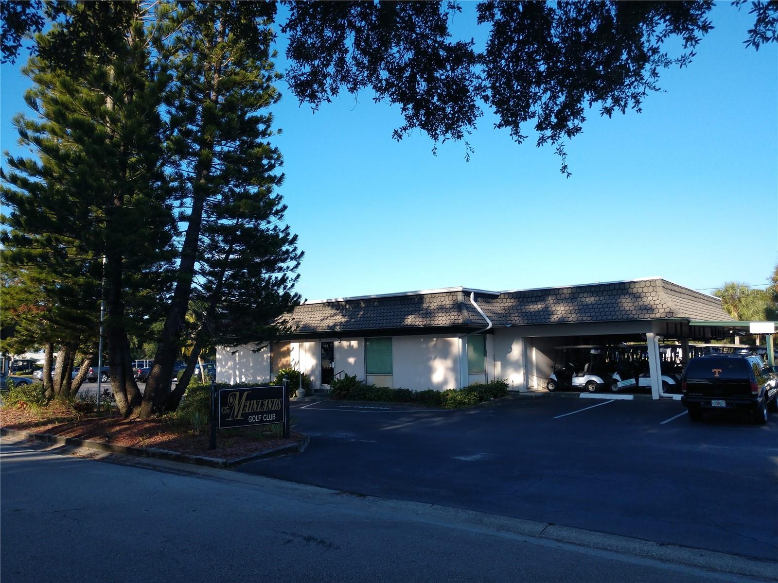 In the heart of the Mainlands community is the Mainlands Golf Club, an 18 hole public golf course.