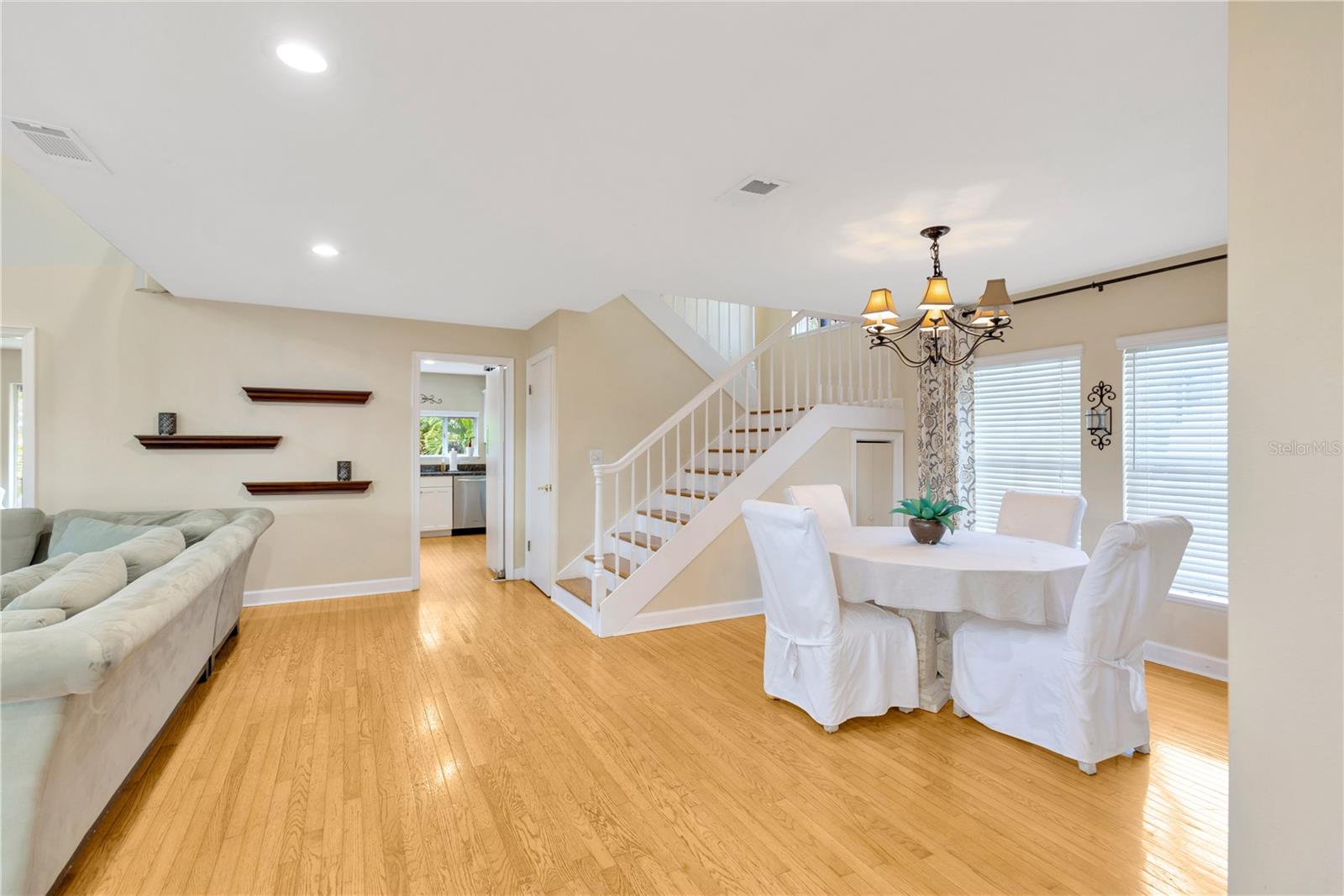 passthrough from great room to kitchen