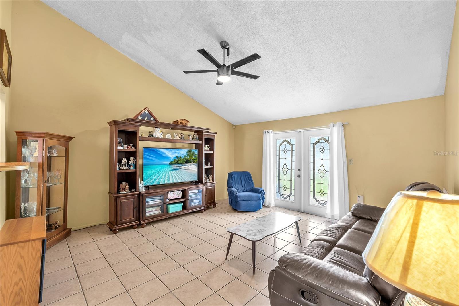 The living room is 15' by 15'