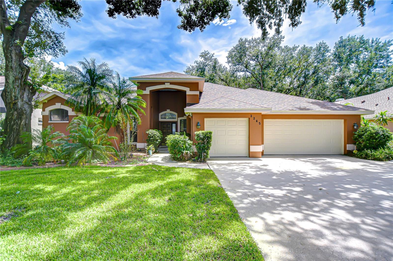 Beautiful pool home in Bloomingdale!