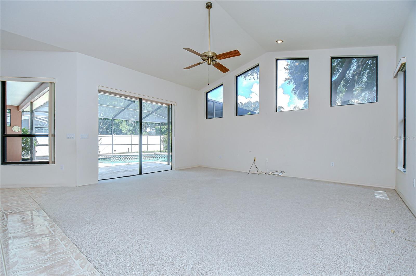Huge family room with tons of natural ligth!