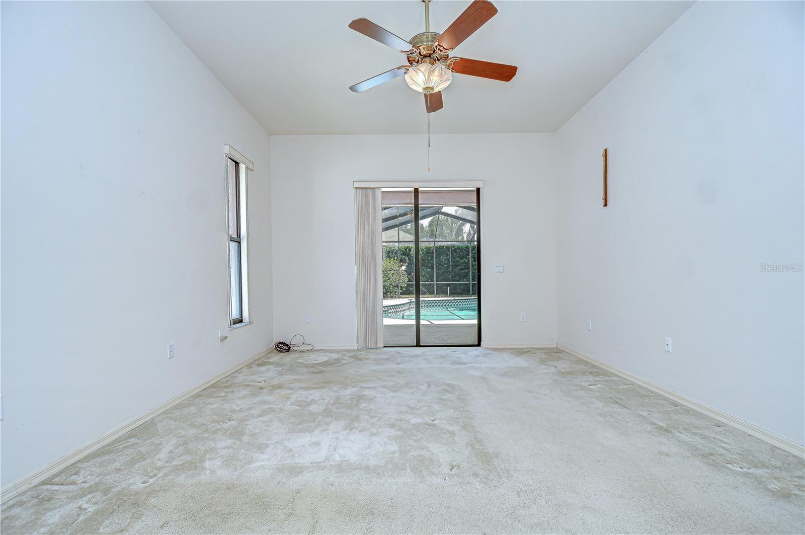 Primary with lanai access!
