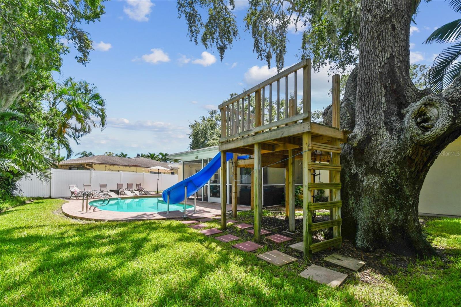 Large backyard great for entertaining