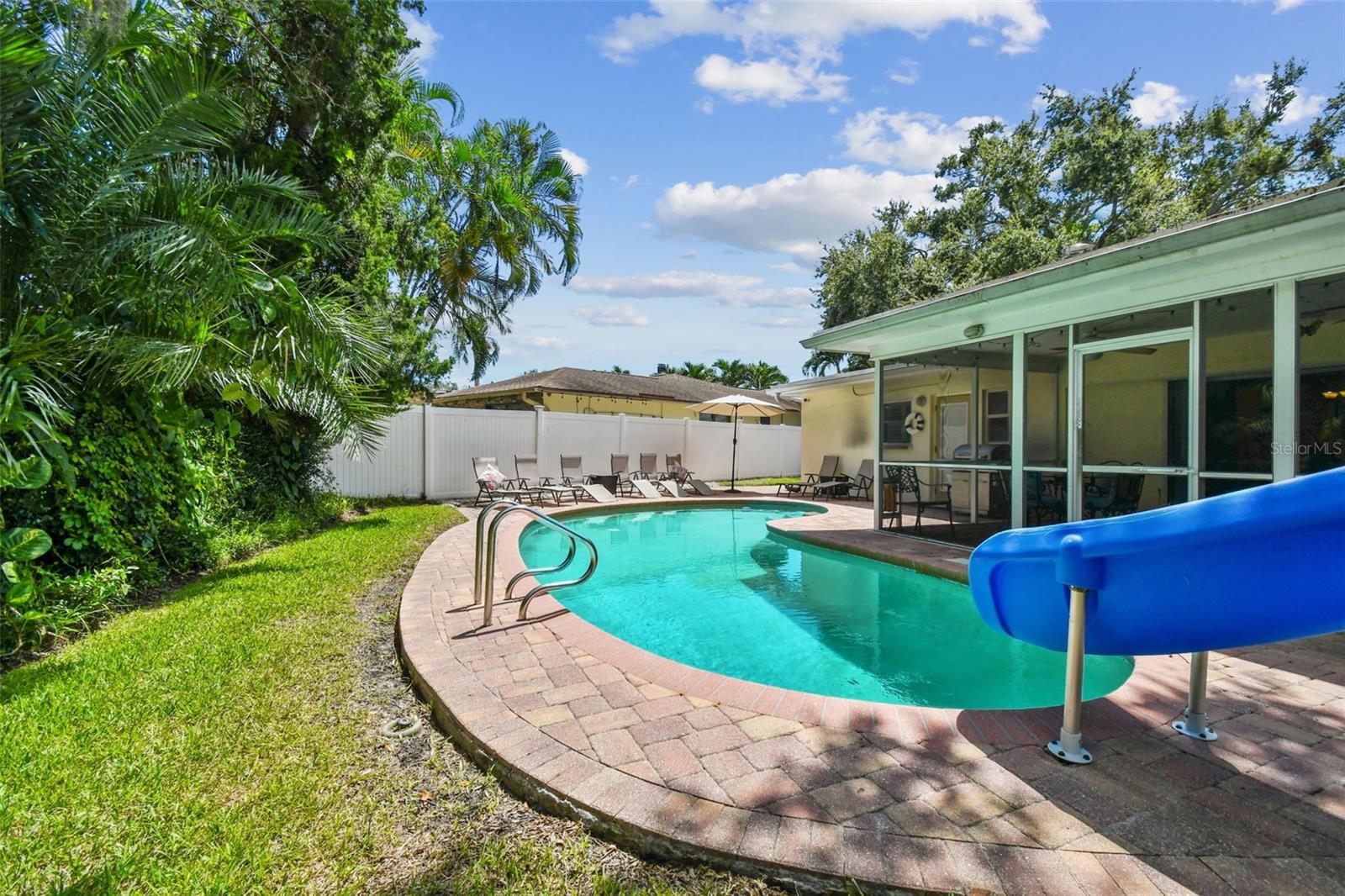 Mature landscape gives privacy with a trpoical feel