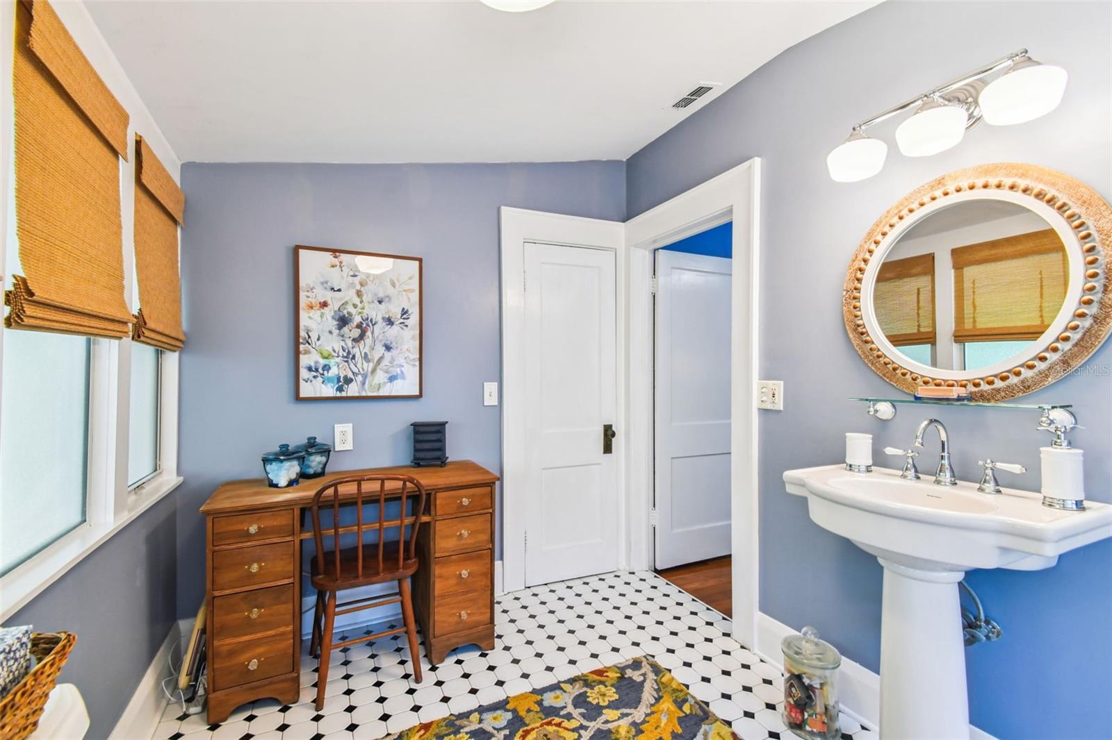 en-suite bathroom with walk in closet