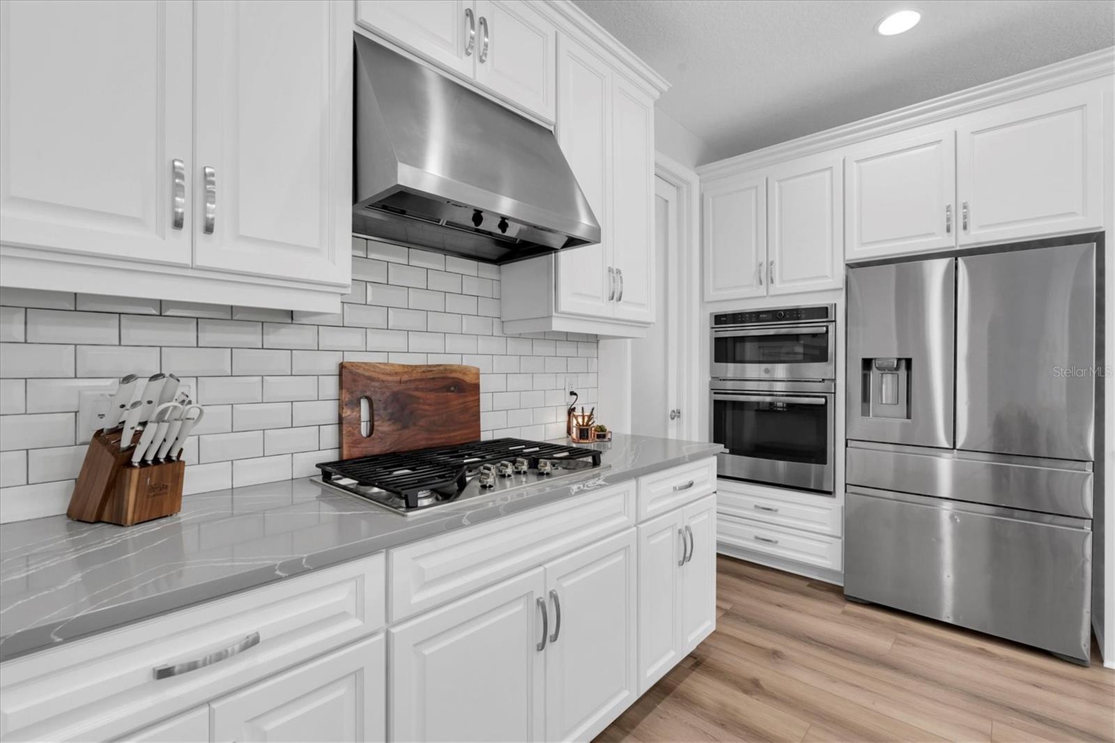 GAS COOKTOP AND STYLISH HOOD