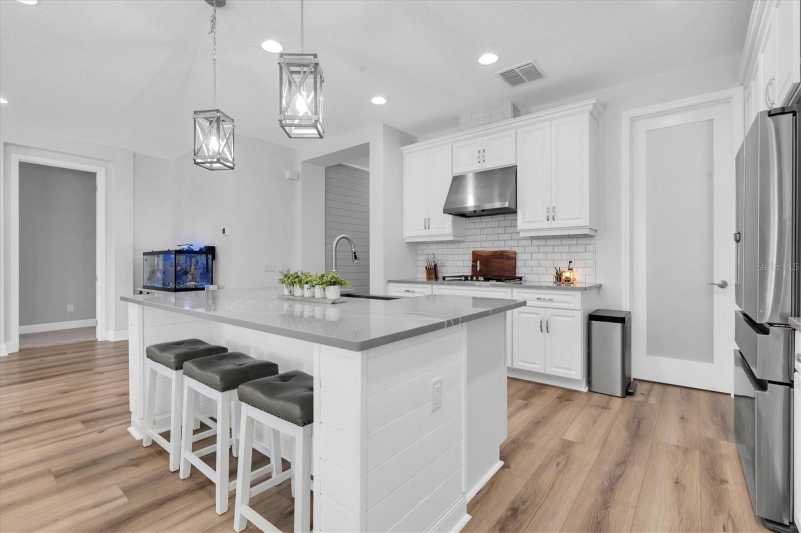 SPACIOUS ISLAND WITH ELEGANT QUARTZ