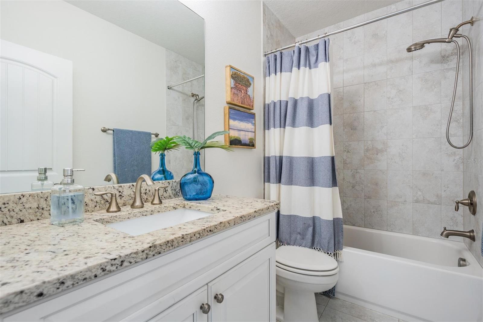 Upstairs Full Bathroom