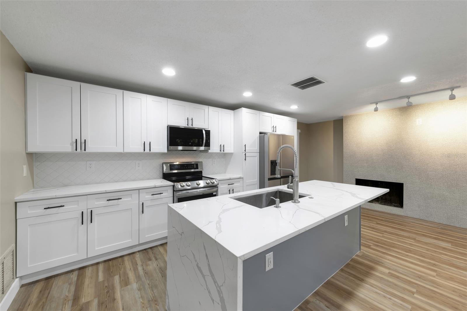 Kitchen - Right View