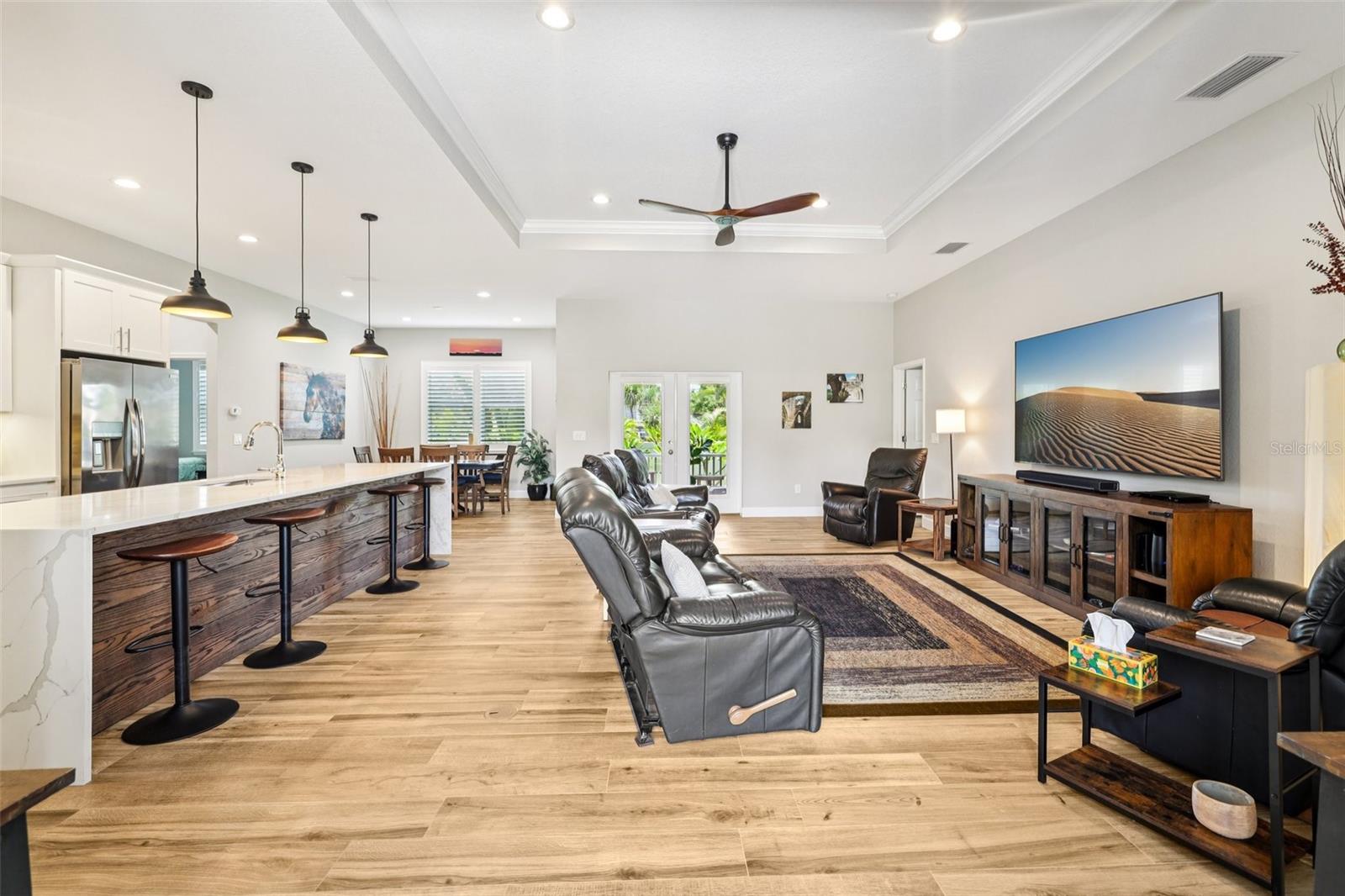 Huge great room with tray ceilings