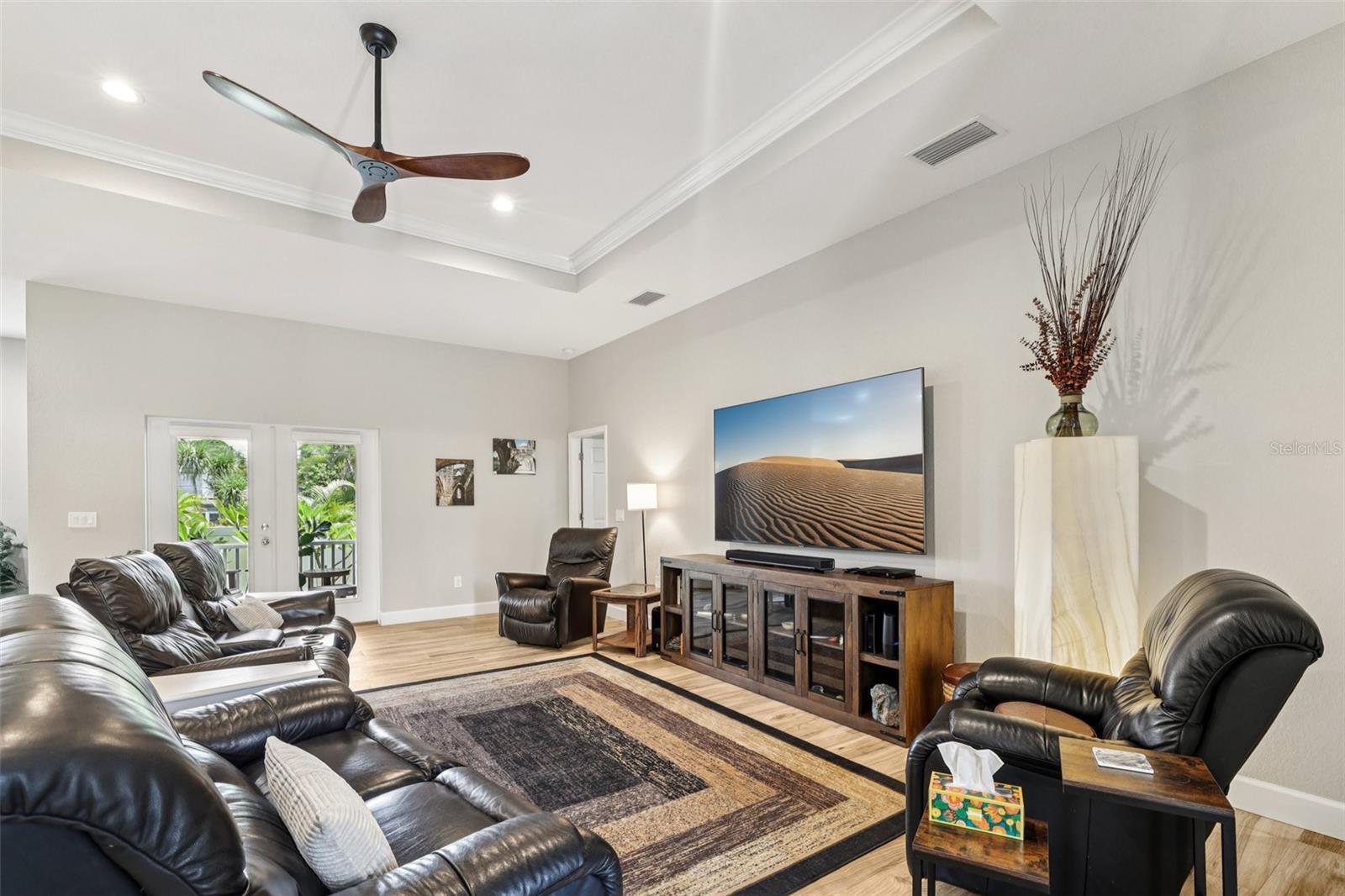 Huge great room with tray ceilings
