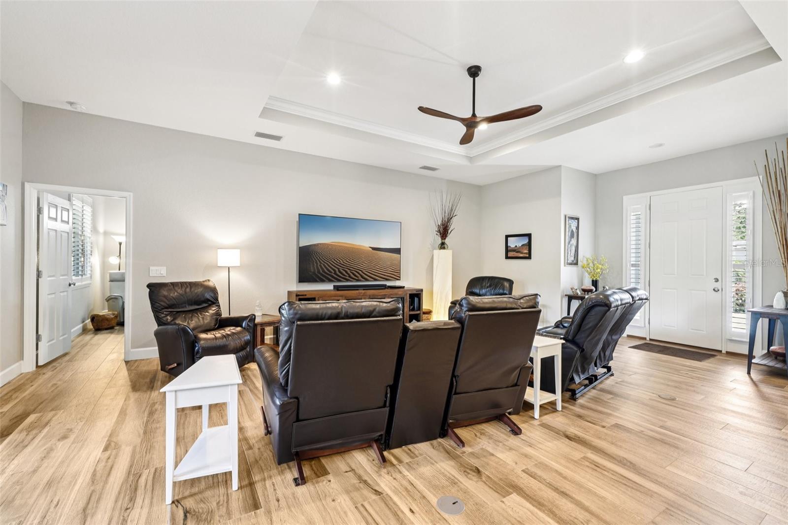 Huge great room with tray ceilings
