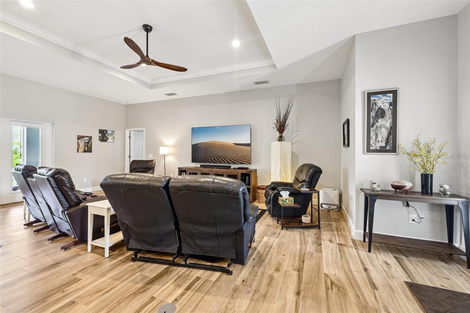 Huge great room with tray ceilings