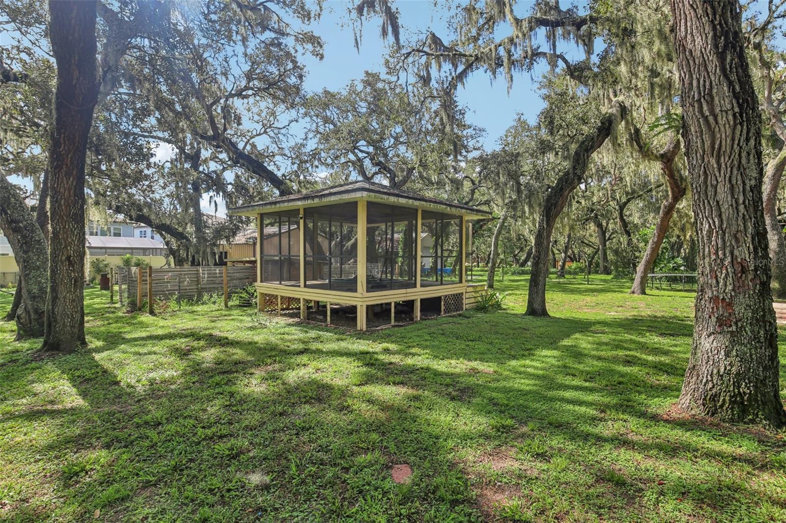 Freestanding screened porched
