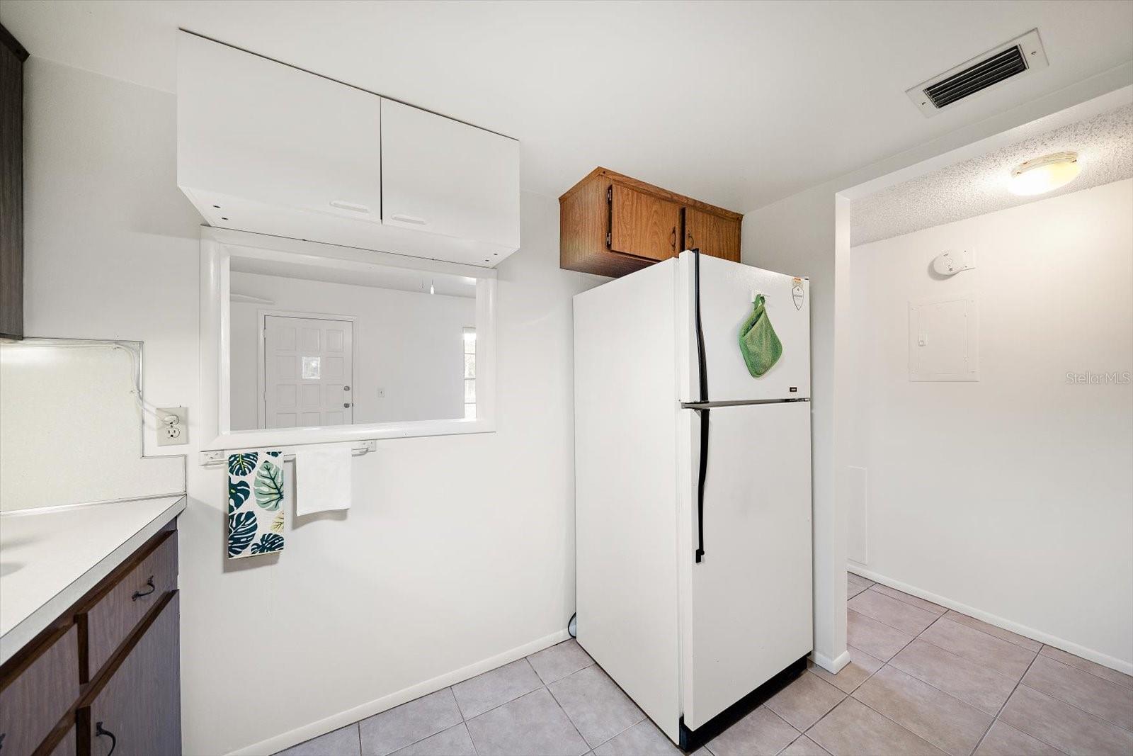 Bright and cozy kitchen with pass through to the dining room!
