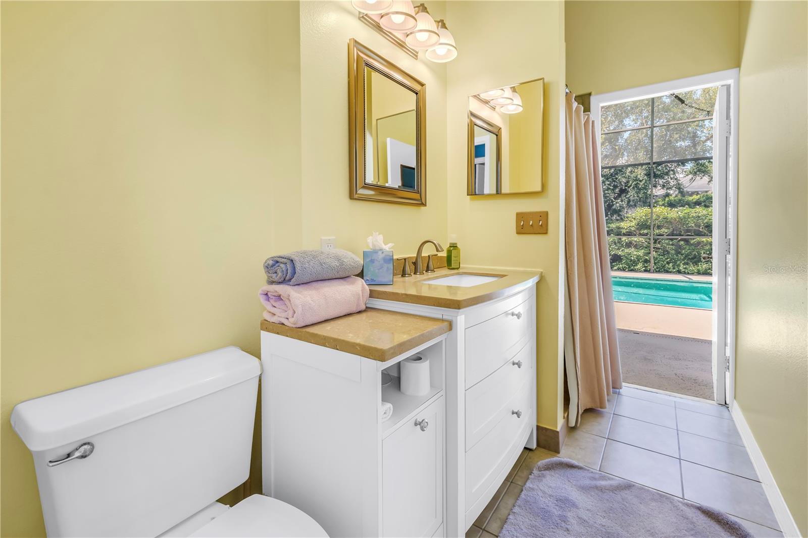 Guest bath w/ pool access