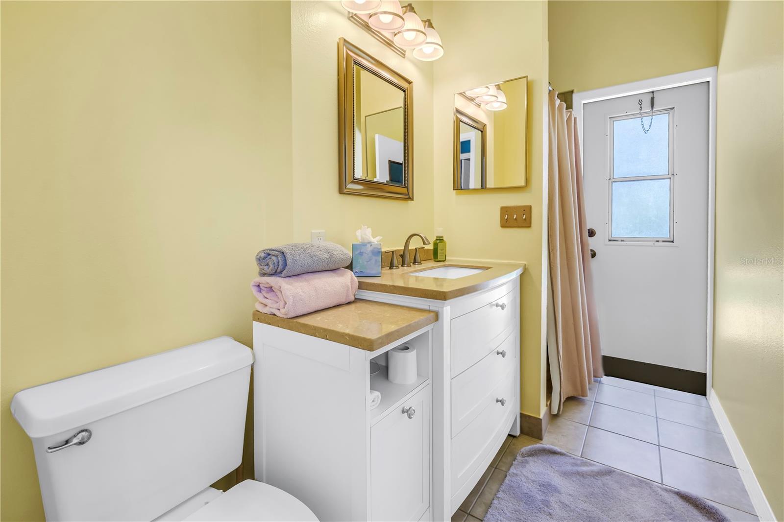 Guest bath w/ pool access