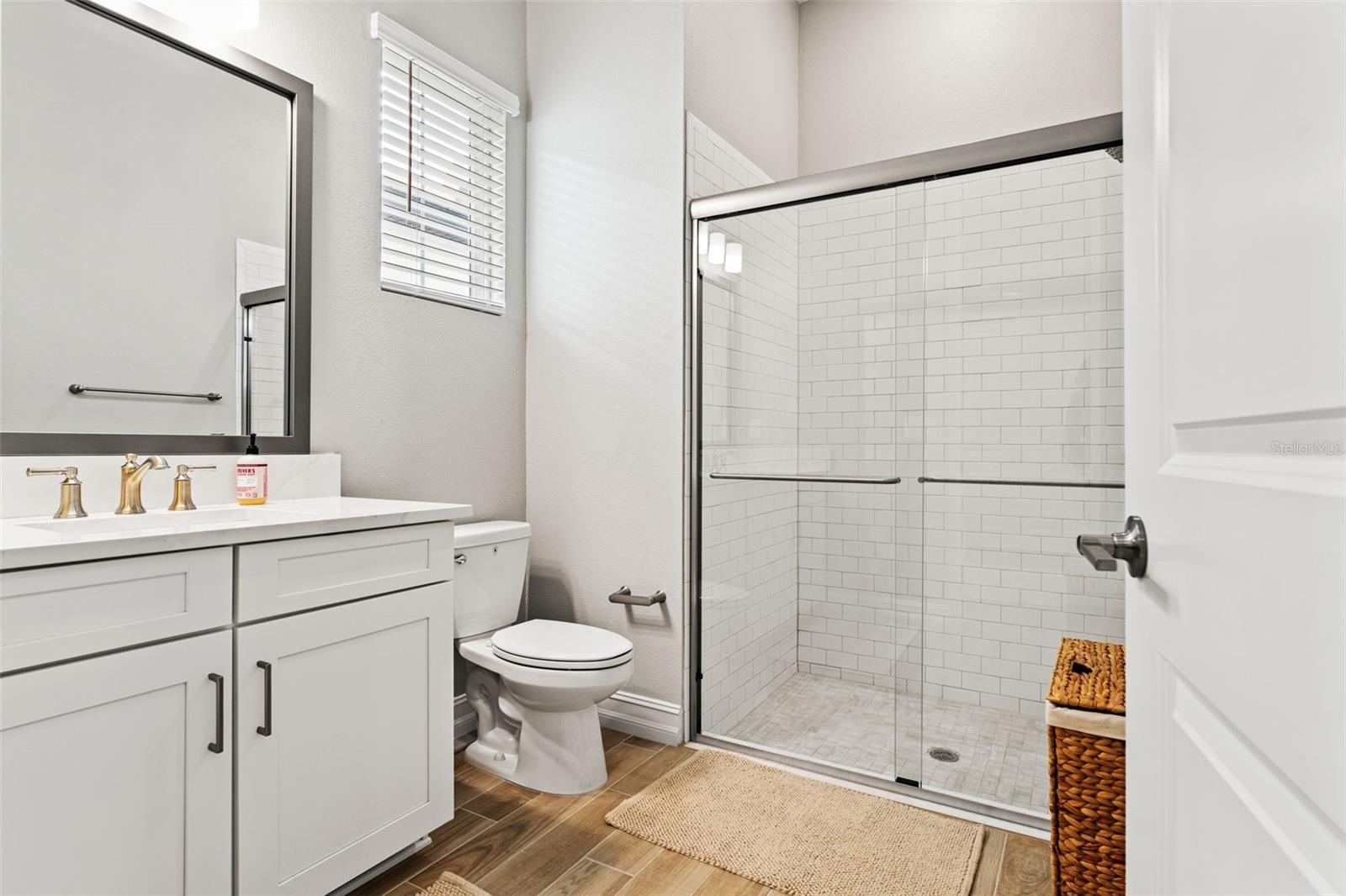 Bedroom 1 en suite full bath