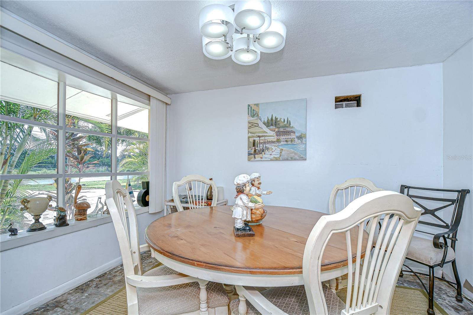 Dining Room Perfect for Family Meals!