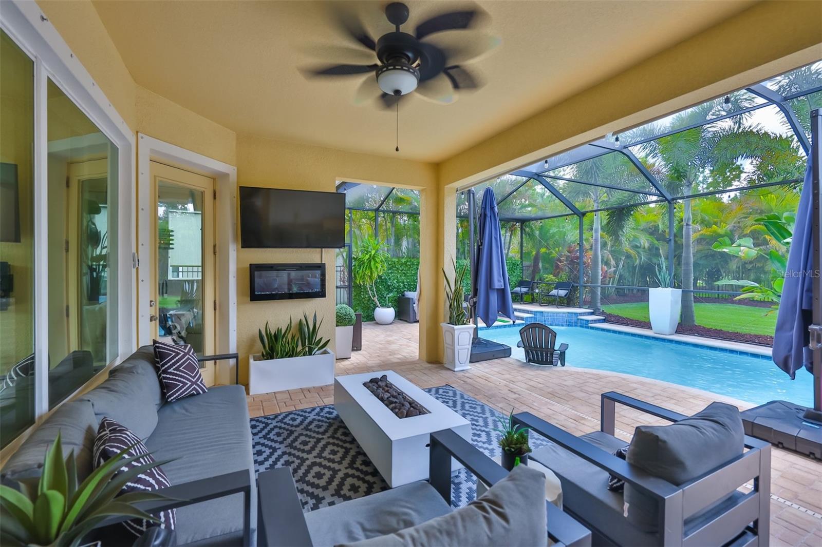 Pool lanai