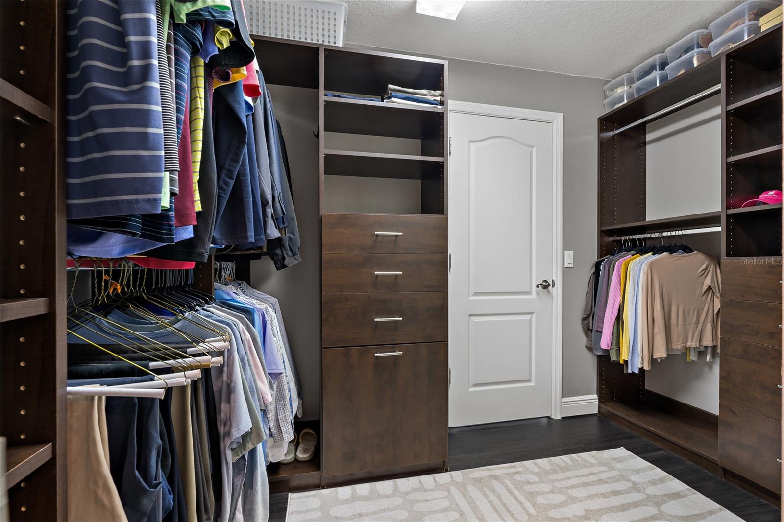 WALK IN CLOSET