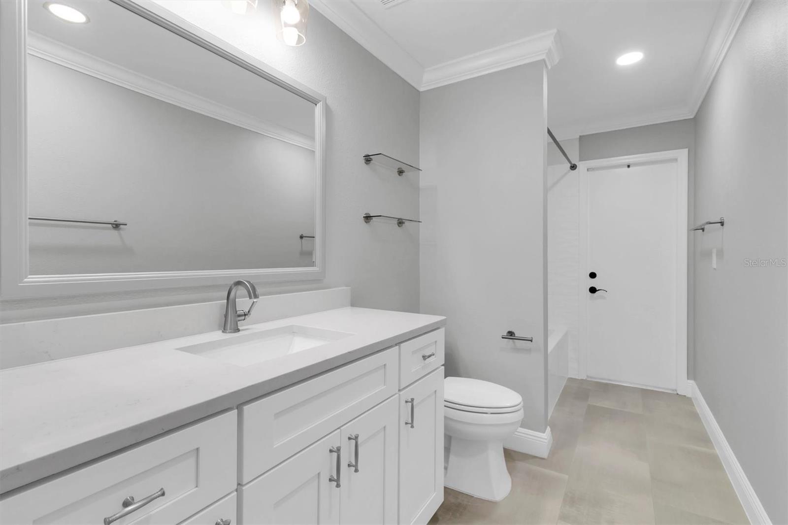2nd bath/pool bath