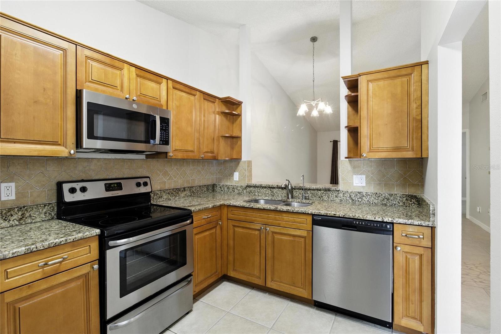 Kitchen w/Wood Cabinets/Granite Tops/Stainless Appliances