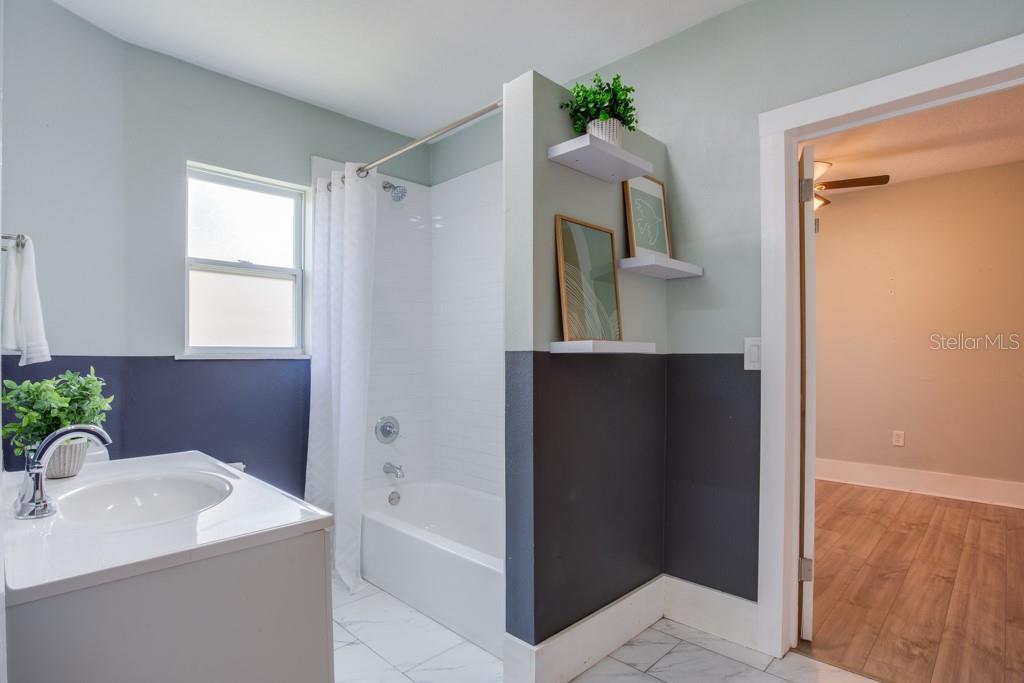 Main House Jack and Jill Bathroom