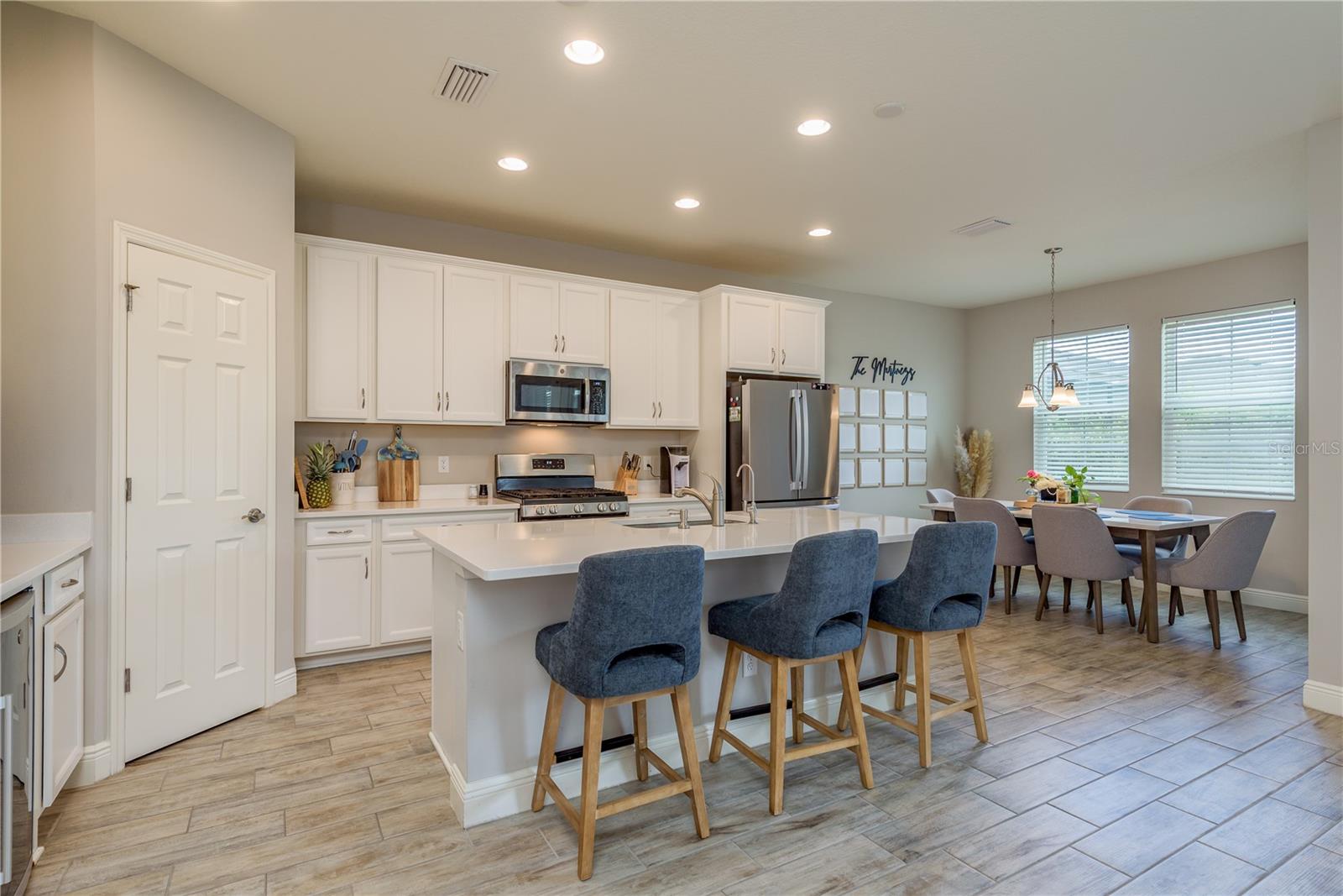 Quartz counters and a Breakfast Bar!