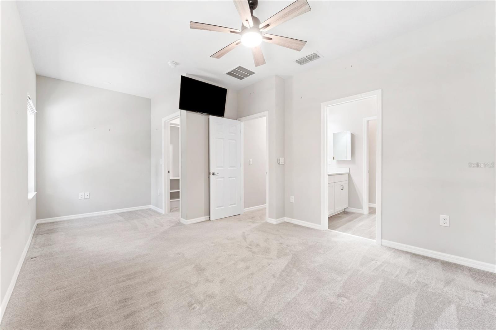 Second bedroom suite