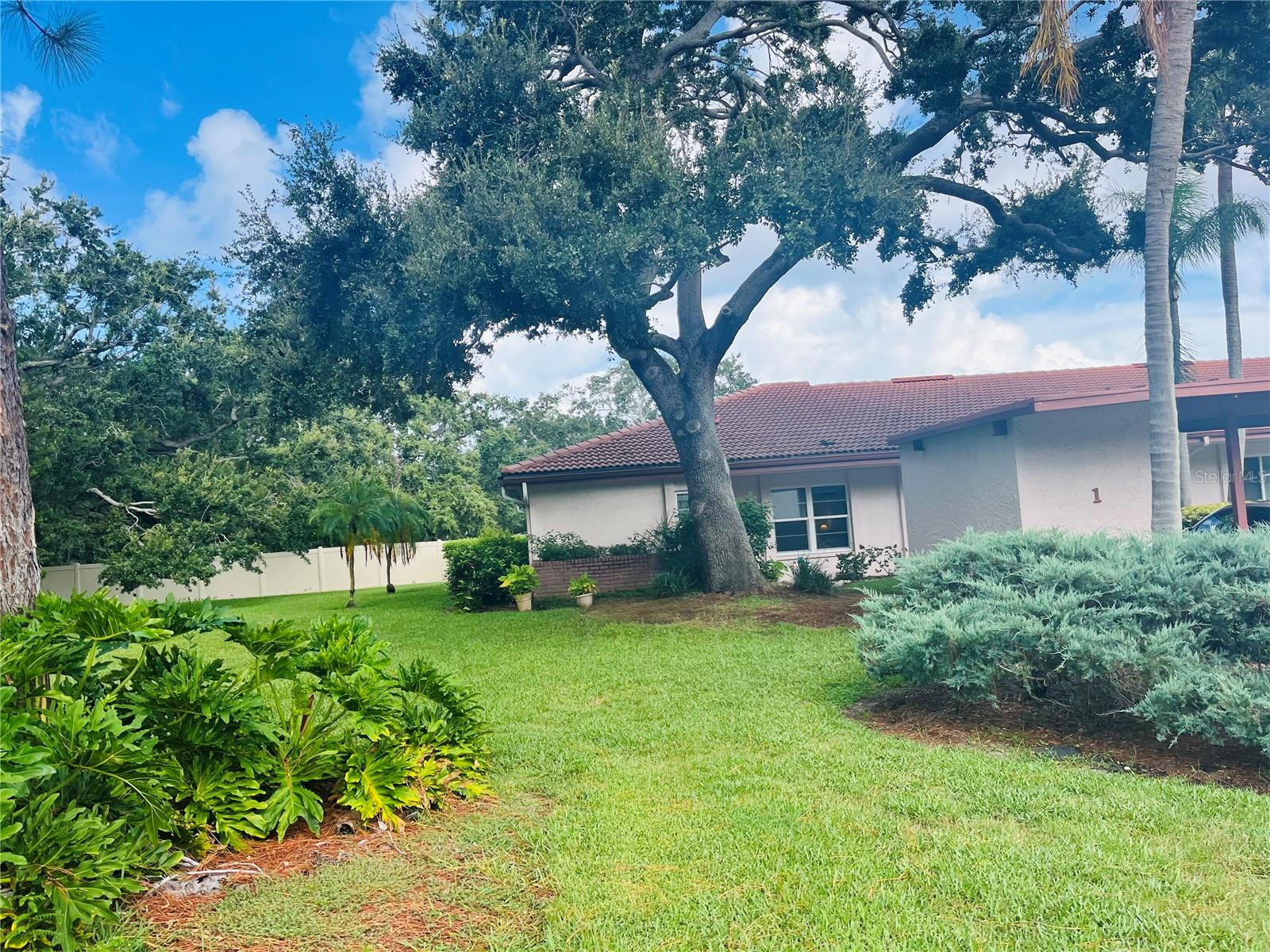This End Unit sits beside a vast open nature area!