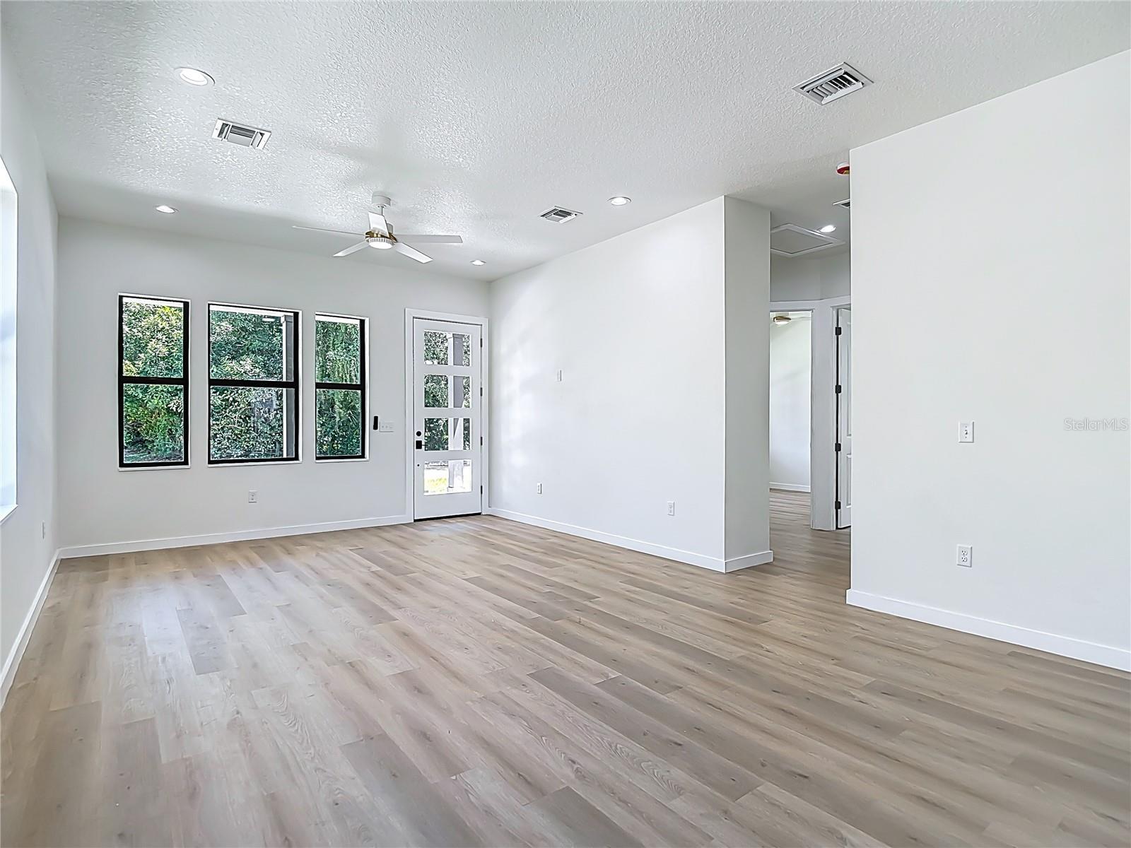 Living room/dining room