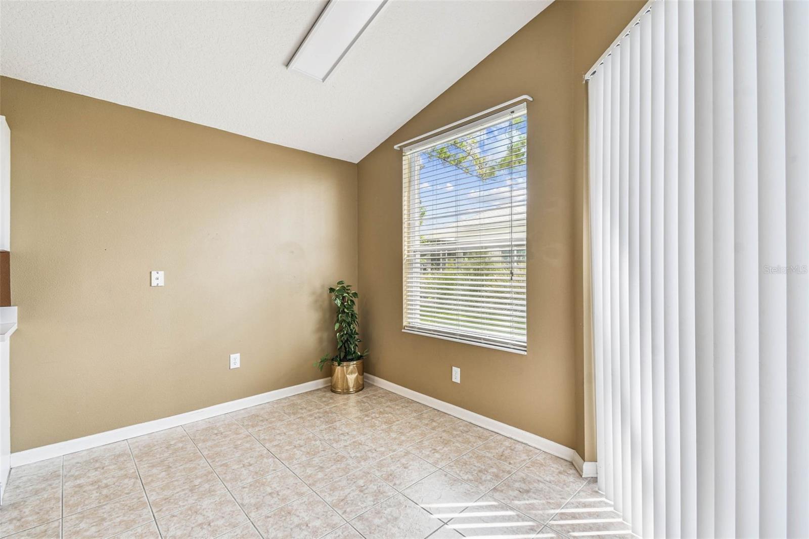 Kitchen-Dinette area