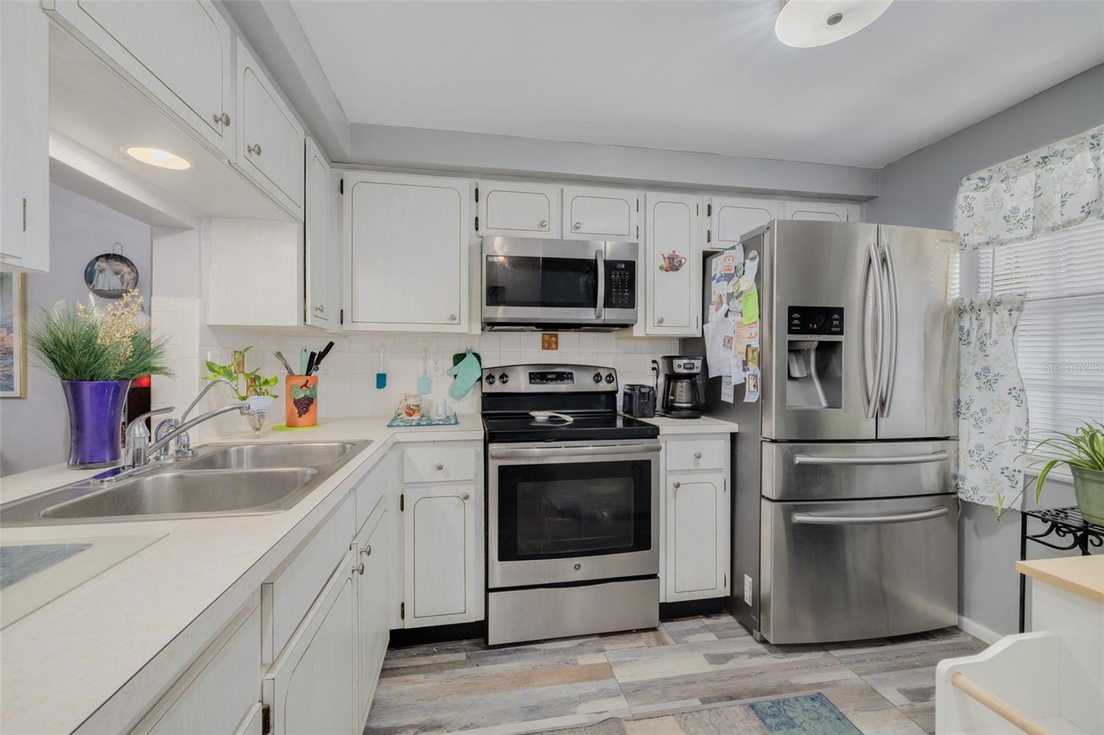 Light and Bright Spacious Kitchen