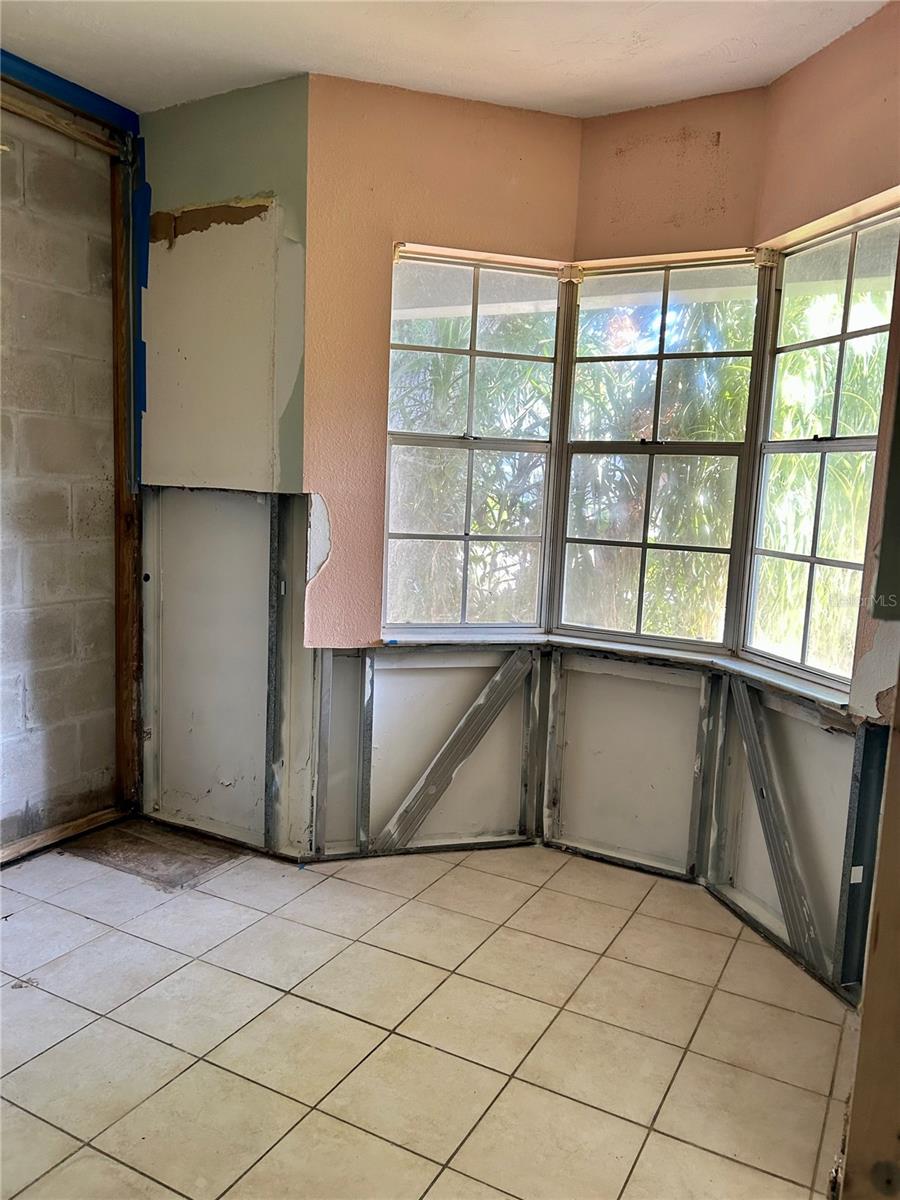 Kitchen bay window