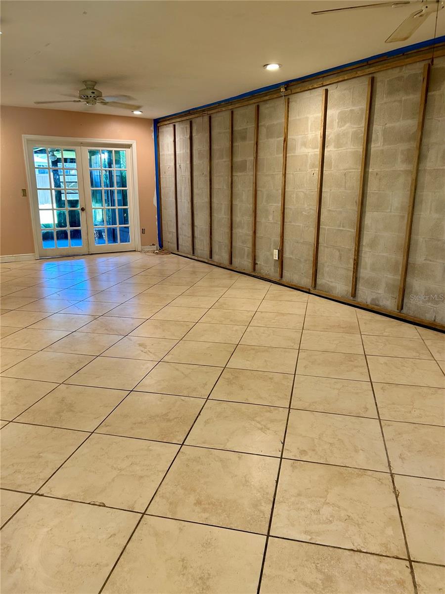 Living room, French doors to the enclosed screened patio and back yard