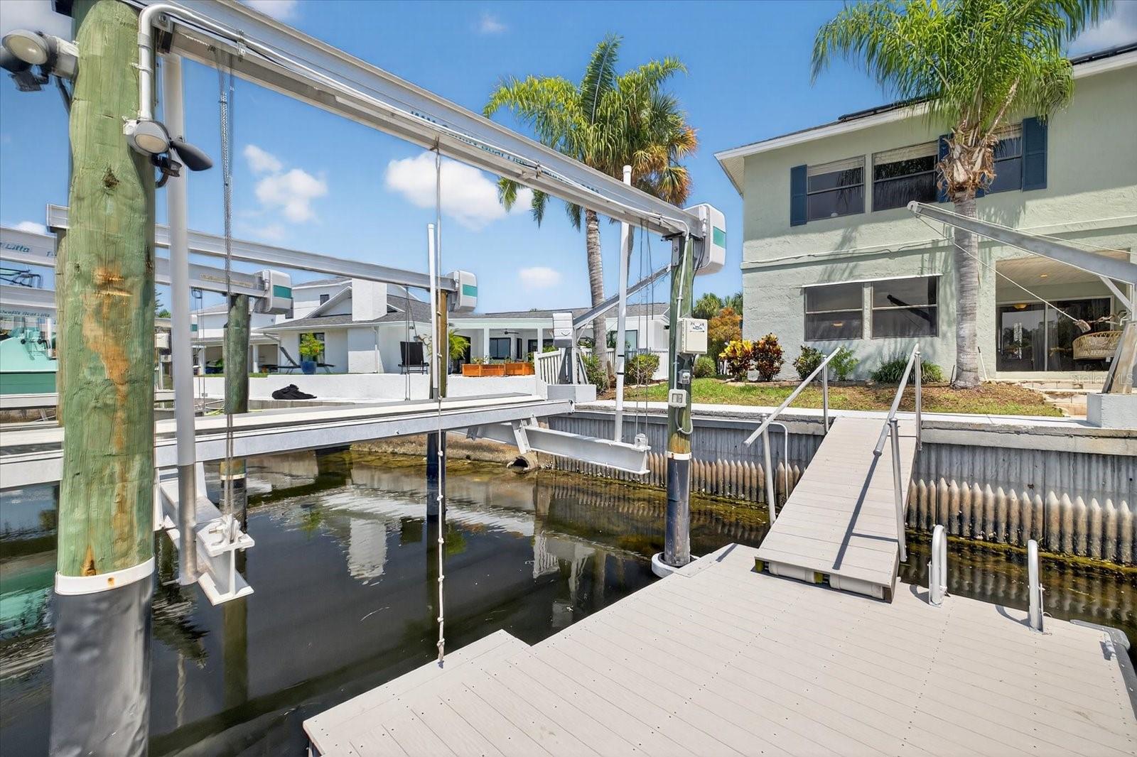 10,000 lb boatlift, be on the Gulf in less than 5 minutes!