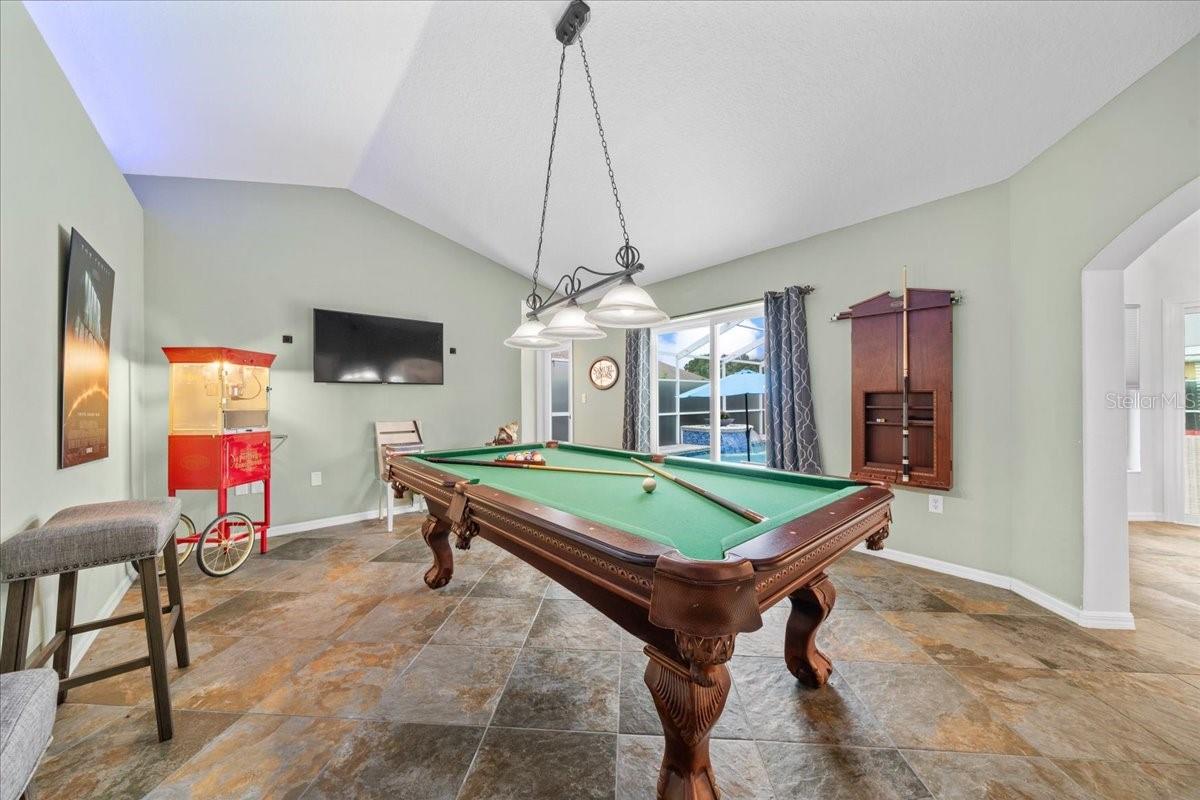 Large bonus room suited for multiple setups